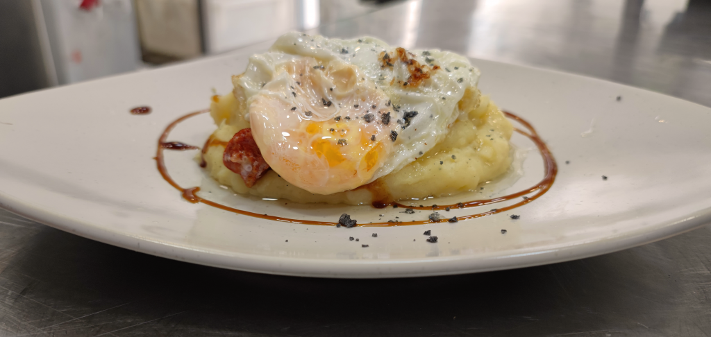 Pure de patatas con chorizo y huevo frito