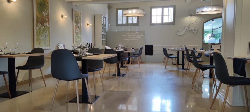 esta es una de las salas del restaurant arrels